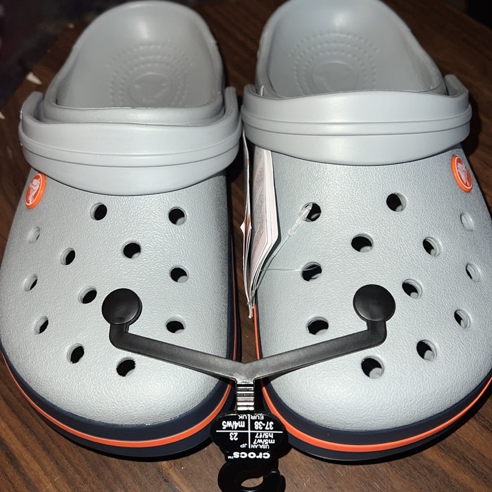 Light Grey / navy crocband style CROCS. NWT. Unisex. Mens size 5/ Ladies size 7.
